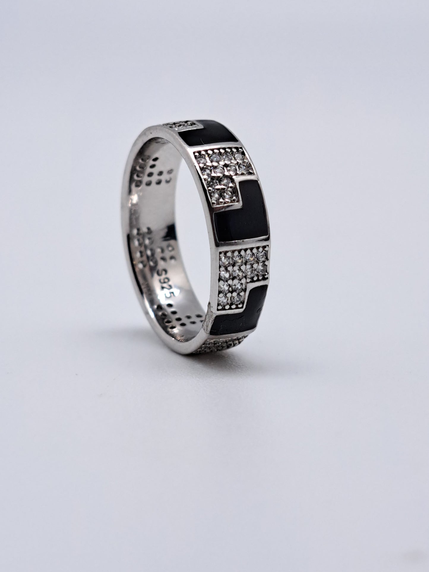 L Black Enamel White AD