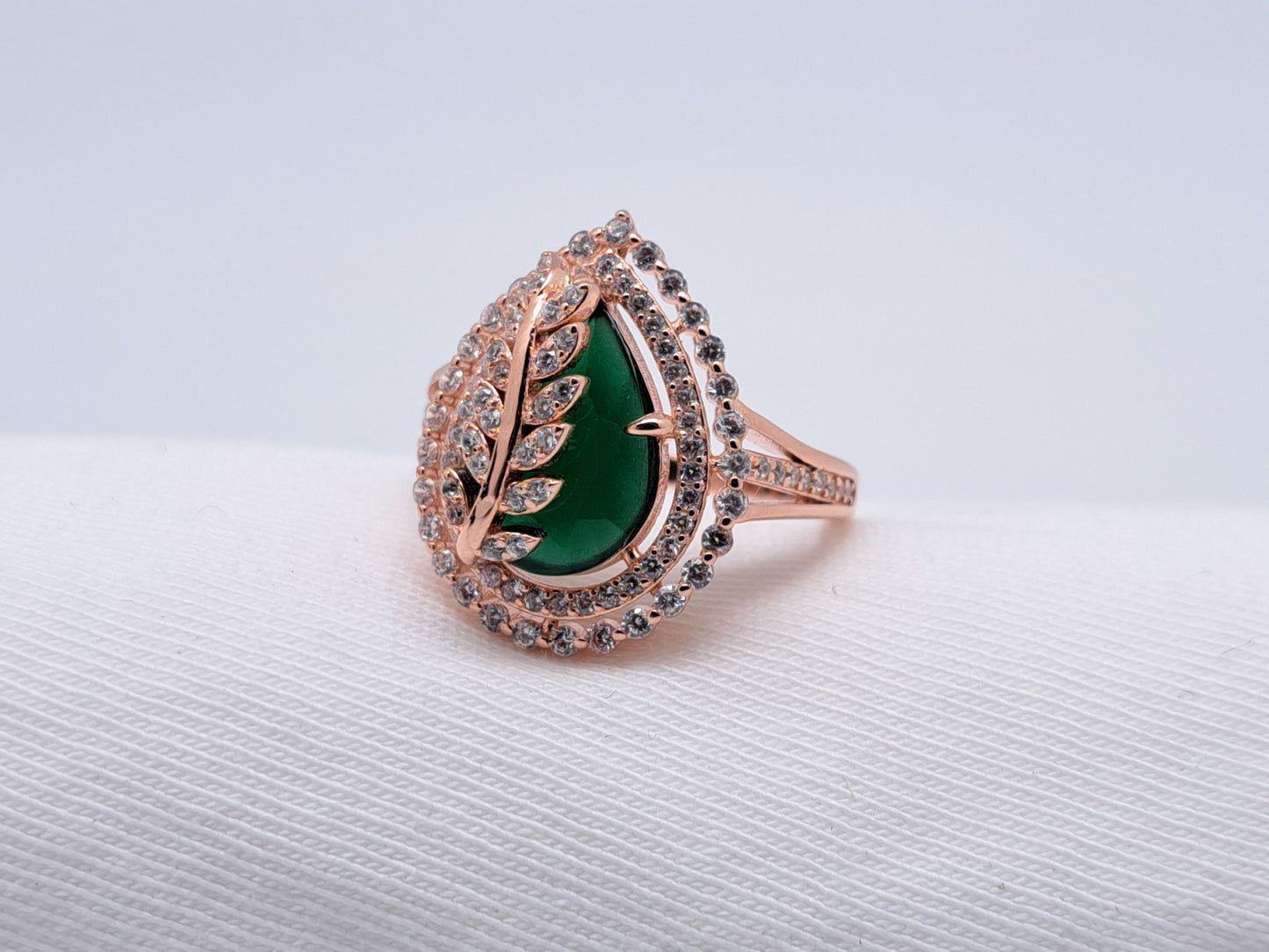Leaf Embossed Green Emerald Ring - Rose gold