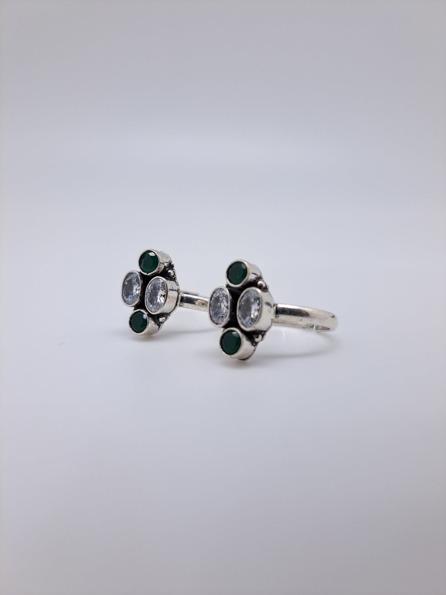 Green and white 4 Stone Antique Metti