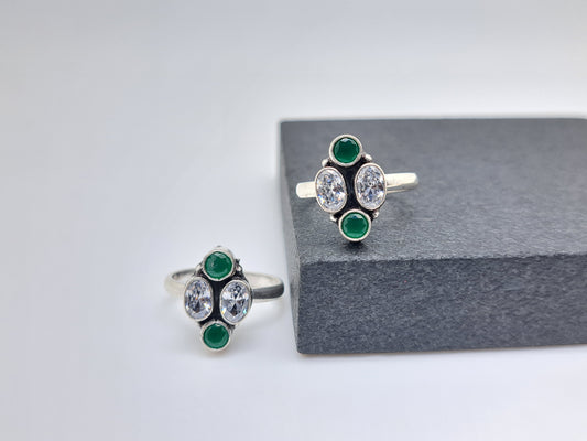 Green and white 4 Stone Antique Metti