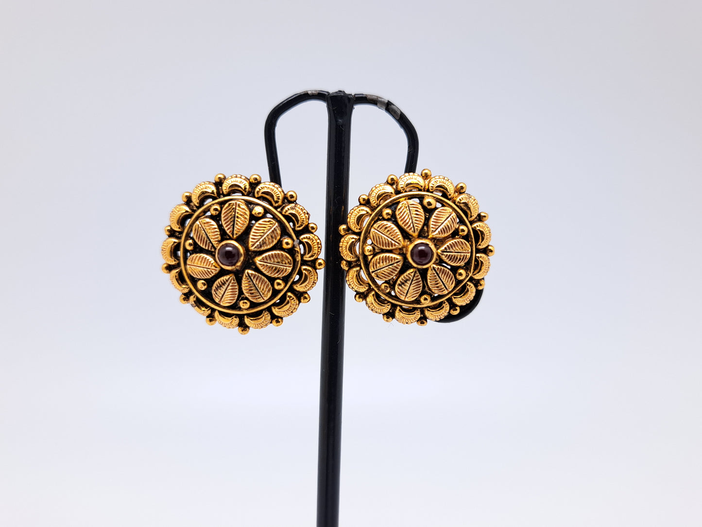 Gold Polish Antique Finish Traditional Stud