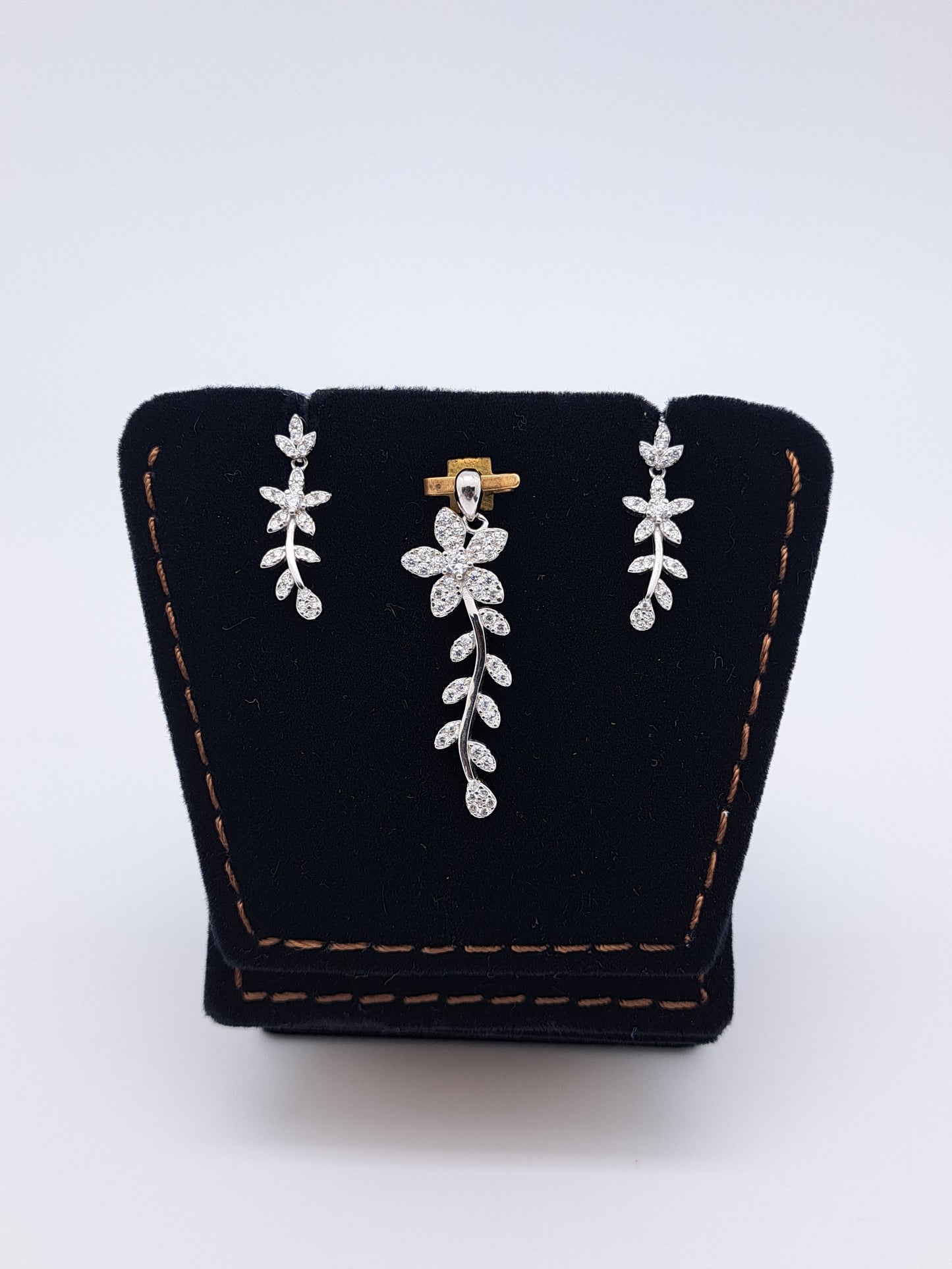 White Zr Creeper Pendant Set