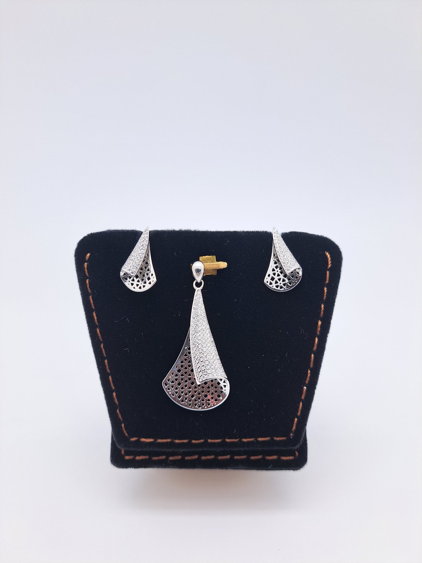 White Zr Stencil Pendant Set