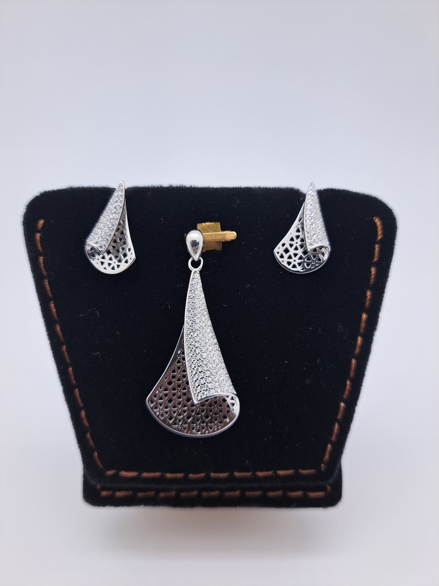 White Zr Stencil Pendant Set