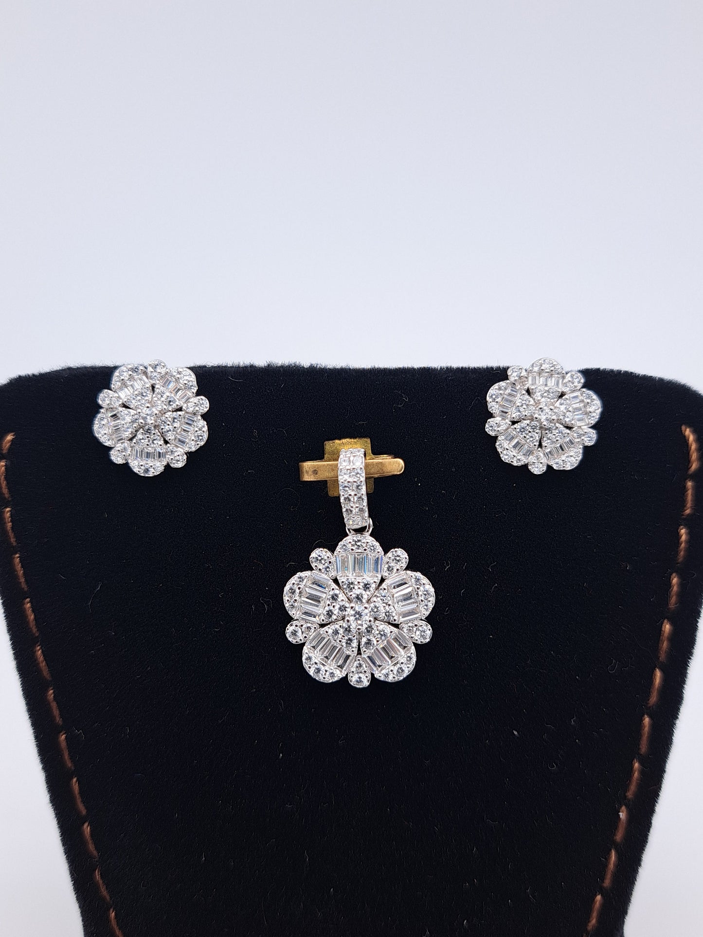 White Zr Floral Pendant set