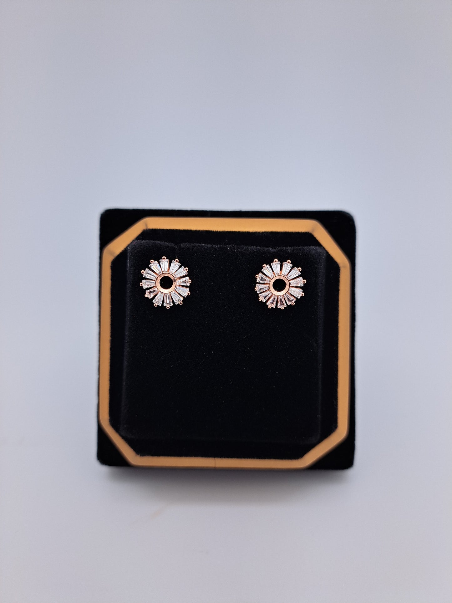 RG Floral White Stud