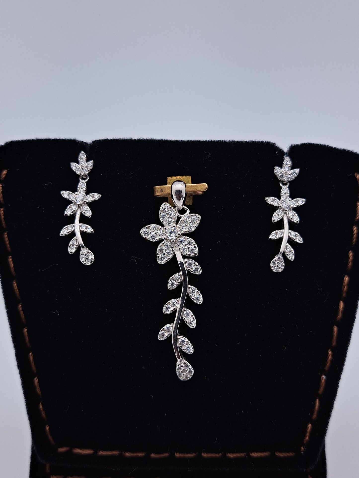White Zr Creeper Pendant Set